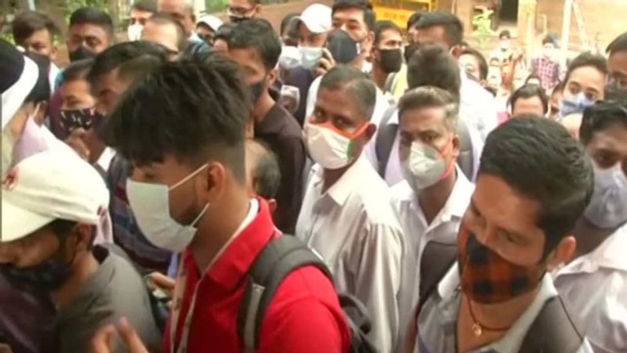 देश के 94% केस 11 राज्यों में; केरल में अकेले 17000, दिल्ली से लेकर यूपी तक उड़ीं गाइडलाइन की धज्जियां देश के 94% केस 11 राज्यों में; केरल में अकेले 17000, दिल्ली से लेकर यूपी तक उड़ीं गाइडलाइन की धज्जियां