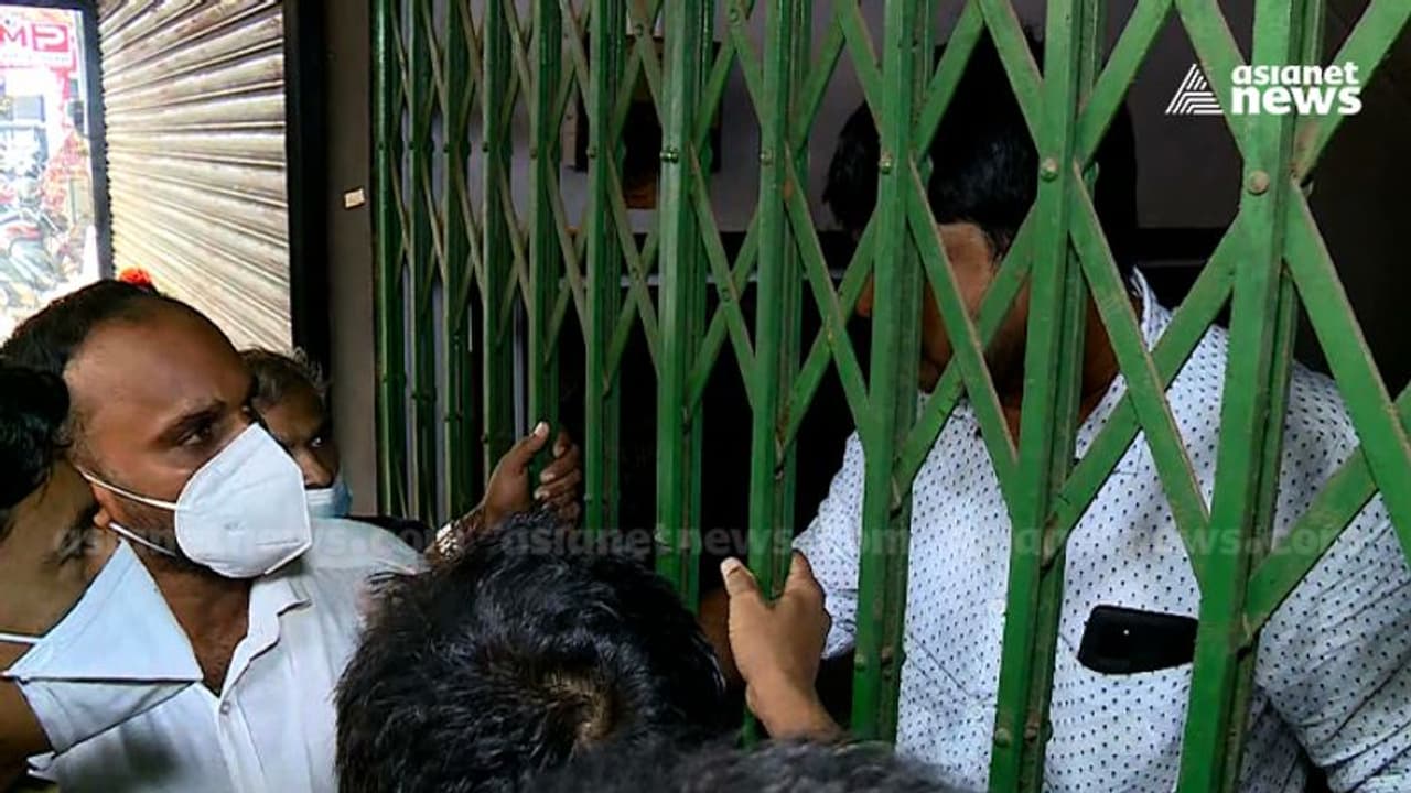 ലീഗ് നേതാക്കളെ പൂട്ടിയിട്ട് യൂത്ത് ലീഗ് പ്രവർത്തകർ; തര്ക്കം പഞ്ചായത്ത് പ്രസിഡന്റ് സ്ഥാനത്തെ ചൊല്ലി ലീഗ് നേതാക്കളെ പൂട്ടിയിട്ട് യൂത്ത് ലീഗ് പ്രവർത്തകർ; തര്ക്കം പഞ്ചായത്ത് പ്രസിഡന്റ് സ്ഥാനത്തെ ചൊല്ലി