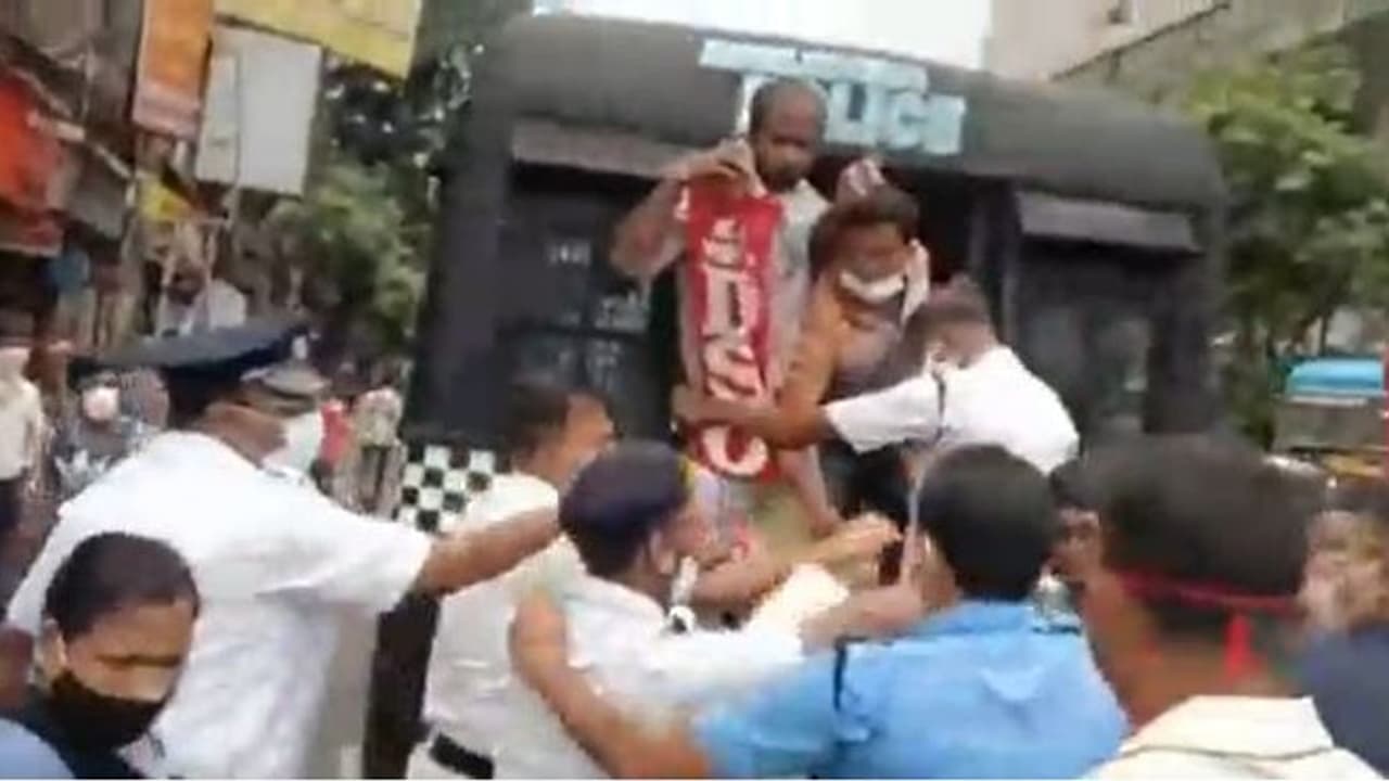 স্কুল ফি মকুবের দাবিতে বিক্ষোভ এআইডিএসও র, উত্তেজনা কলেজ স্ট্রিটে স্কুল ফি মকুবের দাবিতে বিক্ষোভ এআইডিএসও র, উত্তেজনা কলেজ স্ট্রিটে