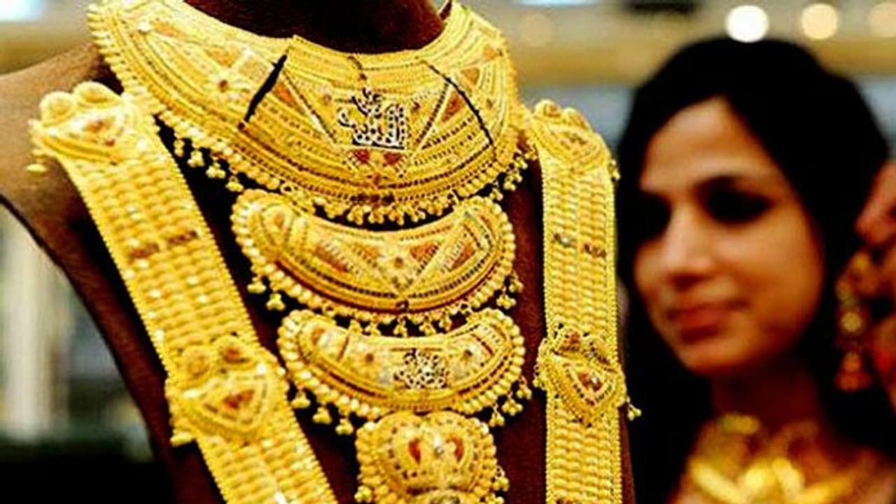 Gold Price Today : ഈ മാസത്തെ ഏറ്റവും ഉയർന്ന നിരക്കിൽ മാറ്റമില്ലാതെ സ്വർണവില Gold Price Today : ഈ മാസത്തെ ഏറ്റവും ഉയർന്ന നിരക്കിൽ മാറ്റമില്ലാതെ സ്വർണവില