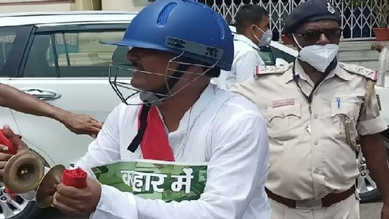 ये हैं बिहार के विधायक, सिर पर हेलमेट और मंजीरा बजाते पहुंचे विधानसभा, सुनाई पुरानी इमोशनल कहानी ये हैं बिहार के विधायक, सिर पर हेलमेट और मंजीरा बजाते पहुंचे विधानसभा, सुनाई पुरानी इमोशनल कहानी