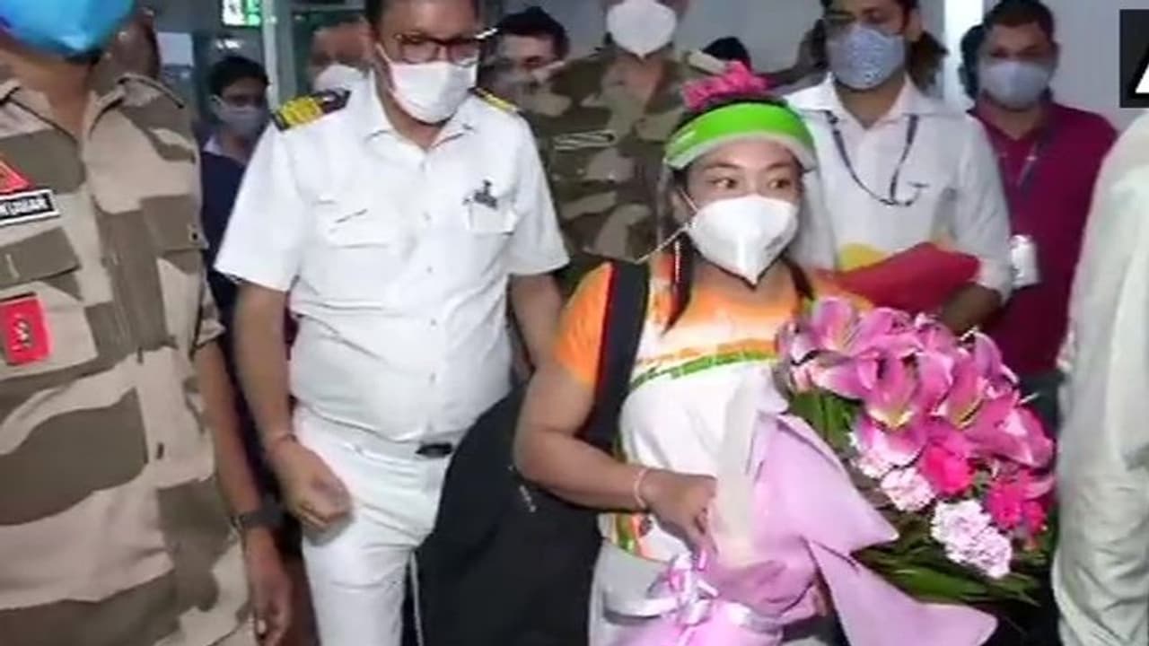 വെള്ളിത്തിളക്കത്തില് മീരാബായ് ചാനു ഇന്ത്യയില്; സര്പ്രസൈസ് സമ്മാനവുമായി മണിപ്പൂര് സര്ക്കാര് വെള്ളിത്തിളക്കത്തില് മീരാബായ് ചാനു ഇന്ത്യയില്; സര്പ്രസൈസ് സമ്മാനവുമായി മണിപ്പൂര് സര്ക്കാര്