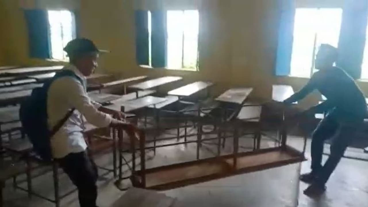 'বাড়াতে হবে নম্বর', স্কুলের আসবাব ভেঙে বিক্ষোভ পড়ুয়াদের