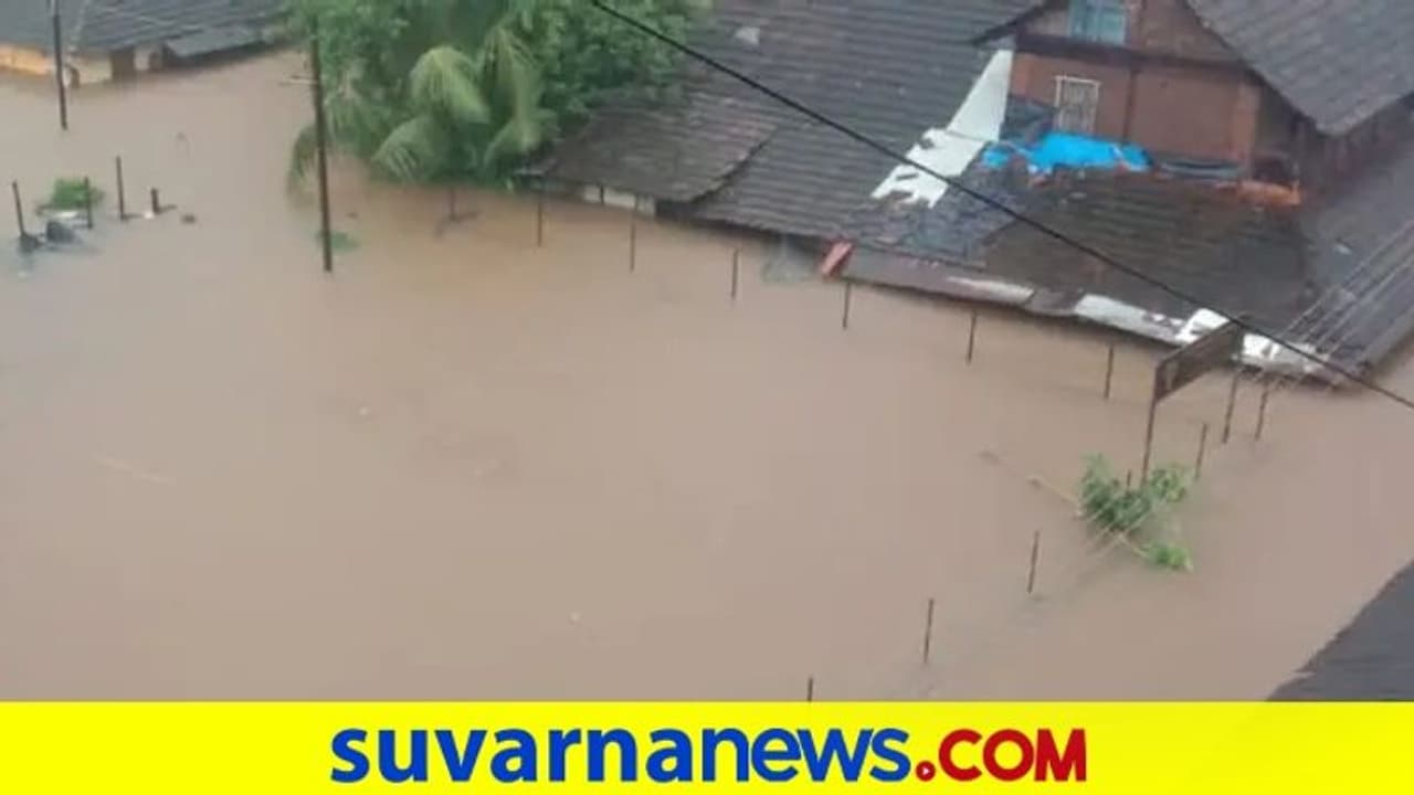 ಭಾರೀ ಮಳೆ, ಪ್ರವಾಹ: ಸರ್ಕಾರಿ ಹಣ ರಕ್ಷಿಸಲು ಬಸ್ ತುದಿಯಲ್ಲೇ ಉಳಿದ ವ್ಯಕ್ತಿ ಭಾರೀ ಮಳೆ, ಪ್ರವಾಹ: ಸರ್ಕಾರಿ ಹಣ ರಕ್ಷಿಸಲು ಬಸ್ ತುದಿಯಲ್ಲೇ ಉಳಿದ ವ್ಯಕ್ತಿ