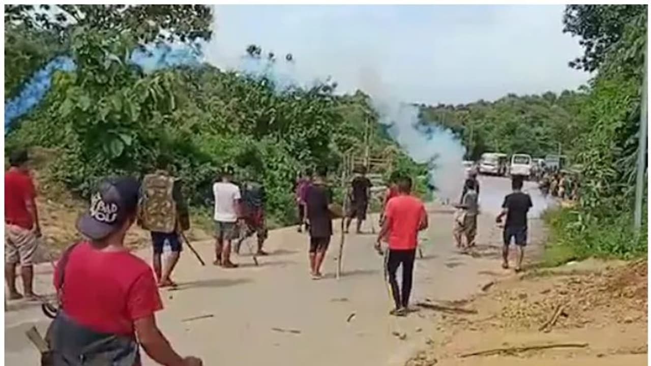 নিহত ৬ পুলিশ, দ্বন্দ্বে জড়ালেন দুই বিজেপি মুখ্যমন্ত্রী ফুটছে অসম মিজোরাম নিহত ৬ পুলিশ, দ্বন্দ্বে জড়ালেন দুই বিজেপি মুখ্যমন্ত্রী ফুটছে অসম মিজোরাম