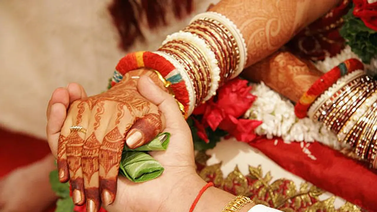 মালাবদলের সময় 'কবাডি' খেলছেন কনে, ভাইরাল ভিডিও মালাবদলের সময় 'কবাডি' খেলছেন কনে, ভাইরাল ভিডিও