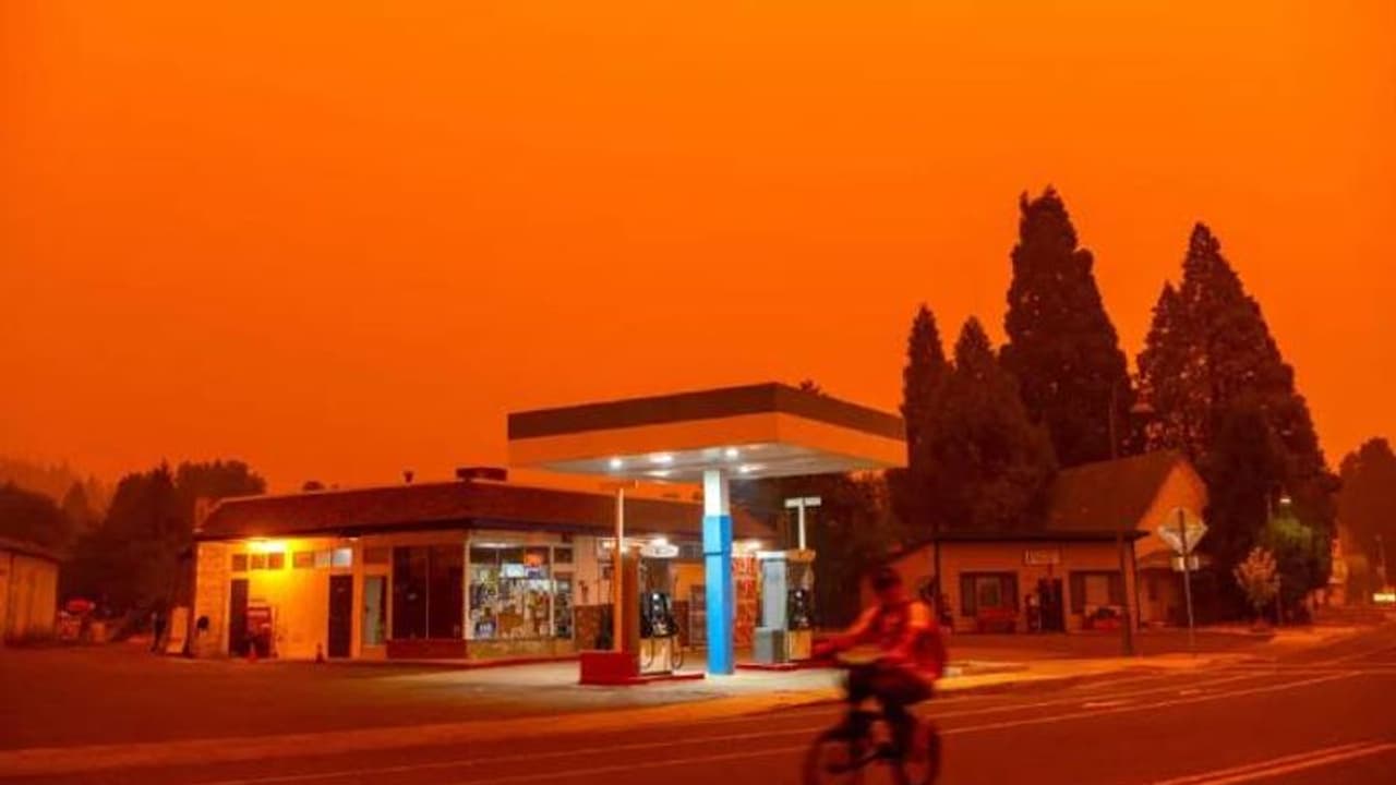 അണയാതെ അഗ്നി: ഇതുവരെ കത്തിനശിച്ചത് 15 ലക്ഷം ഏക്കർ, ഇനിയും നാശമുണ്ടാകാമെന്ന് വിദഗ്ദ്ധർ അണയാതെ അഗ്നി: ഇതുവരെ കത്തിനശിച്ചത് 15 ലക്ഷം ഏക്കർ, ഇനിയും നാശമുണ്ടാകാമെന്ന് വിദഗ്ദ്ധർ