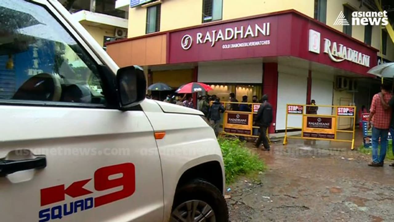 കാസർകോട് ഹൊസങ്കടി ജ്വല്ലറി കവർച്ച; സംഘത്തിലുണ്ടായിരുന്ന മലയാളി പിടിയില് കാസർകോട് ഹൊസങ്കടി ജ്വല്ലറി കവർച്ച; സംഘത്തിലുണ്ടായിരുന്ന മലയാളി പിടിയില്