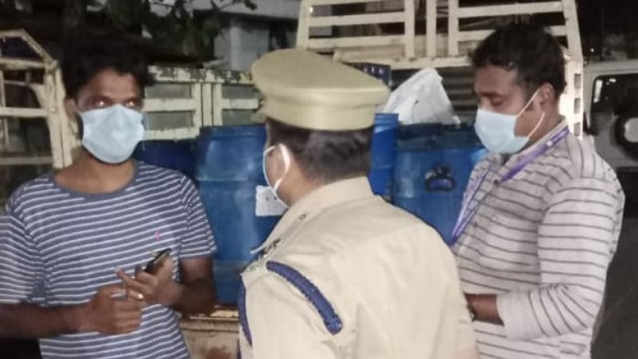 അനധികൃതമായി അറവുമാലിന്യം നിറച്ചുപോയ വാഹനം പിടികൂടി കോഴിക്കോട് കോർപ്പറേഷൻ അനധികൃതമായി അറവുമാലിന്യം നിറച്ചുപോയ വാഹനം പിടികൂടി കോഴിക്കോട് കോർപ്പറേഷൻ