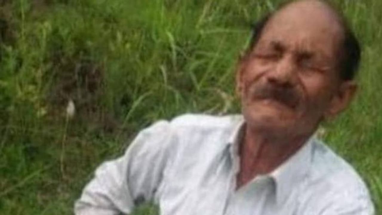 മരിച്ചെന്ന് കരുതിയയാൾ 24 വർഷത്തിനുശേഷം തിരികെവന്നു, നാമകരണച്ചടങ്ങിനുശേഷം അകത്ത് കയറിയാൽ മതിയെന്ന് കുടുംബം മരിച്ചെന്ന് കരുതിയയാൾ 24 വർഷത്തിനുശേഷം തിരികെവന്നു, നാമകരണച്ചടങ്ങിനുശേഷം അകത്ത് കയറിയാൽ മതിയെന്ന് കുടുംബം