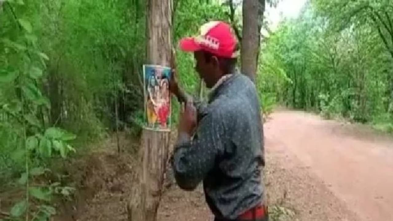 മരങ്ങൾ വെട്ടിമാറ്റുന്നത് തടയണം, മരത്തിൽ ഭഗവാൻ ശിവന്റെ ചിത്രങ്ങൾ പതിച്ച് പരിസ്ഥിതി പ്രവർത്തകൻ മരങ്ങൾ വെട്ടിമാറ്റുന്നത് തടയണം, മരത്തിൽ ഭഗവാൻ ശിവന്റെ ചിത്രങ്ങൾ പതിച്ച് പരിസ്ഥിതി പ്രവർത്തകൻ