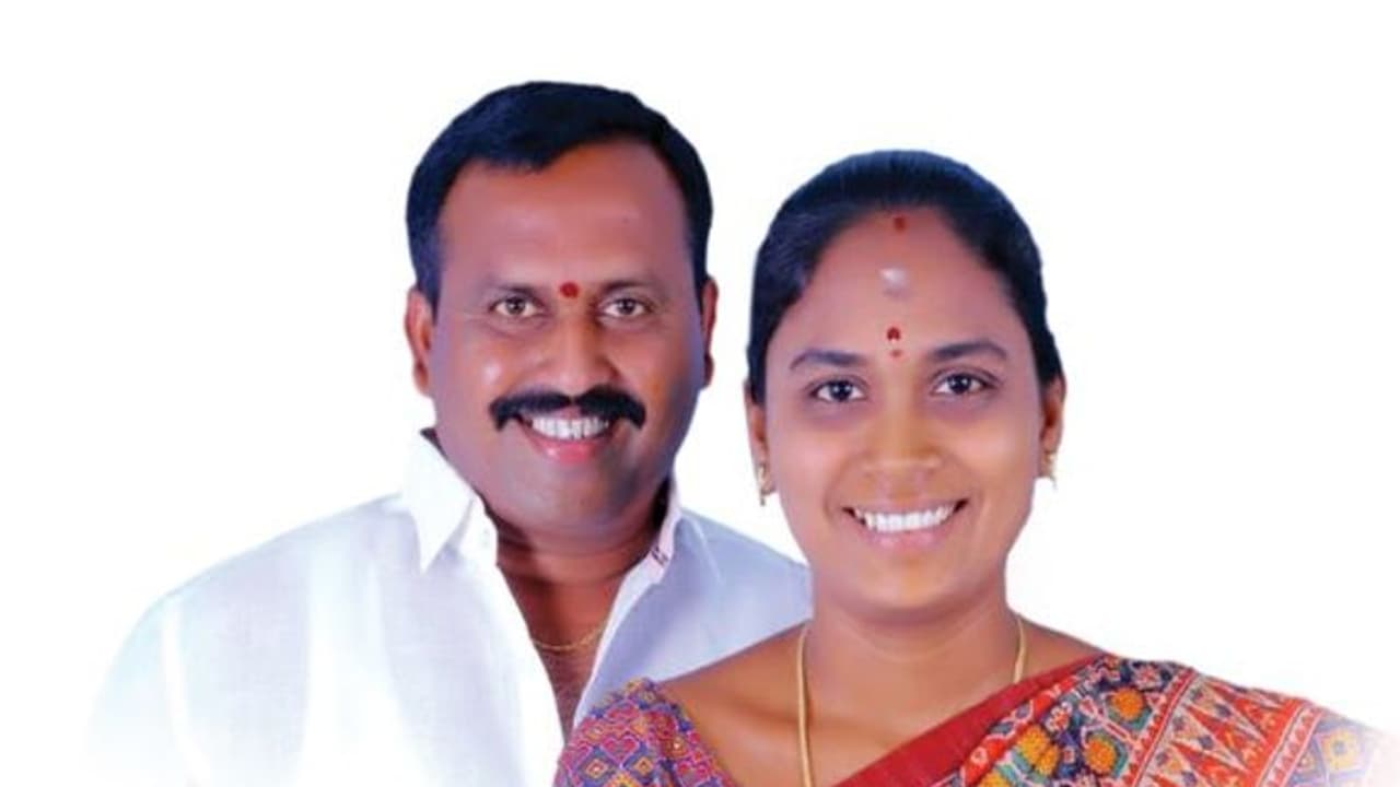 ఈటల రాజేందర్ కు బిగ్ షాక్... తిరిగి టీఆర్ఎస్ గూటికి జమ్మికుంట వైస్ ఛైర్మన్ ఈటల రాజేందర్ కు బిగ్ షాక్... తిరిగి టీఆర్ఎస్ గూటికి జమ్మికుంట వైస్ ఛైర్మన్