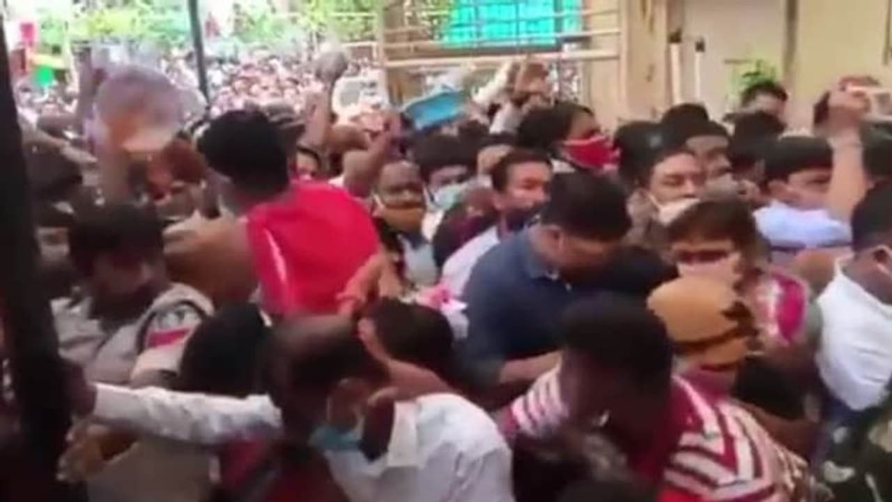 ఉజ్జయిని: అసలే రద్దీ, ఆపై సీఎం రాక.. మహాకాళేశ్వరుడి ఆలయంలో తొక్కిసలాట ఉజ్జయిని: అసలే రద్దీ, ఆపై సీఎం రాక.. మహాకాళేశ్వరుడి ఆలయంలో తొక్కిసలాట