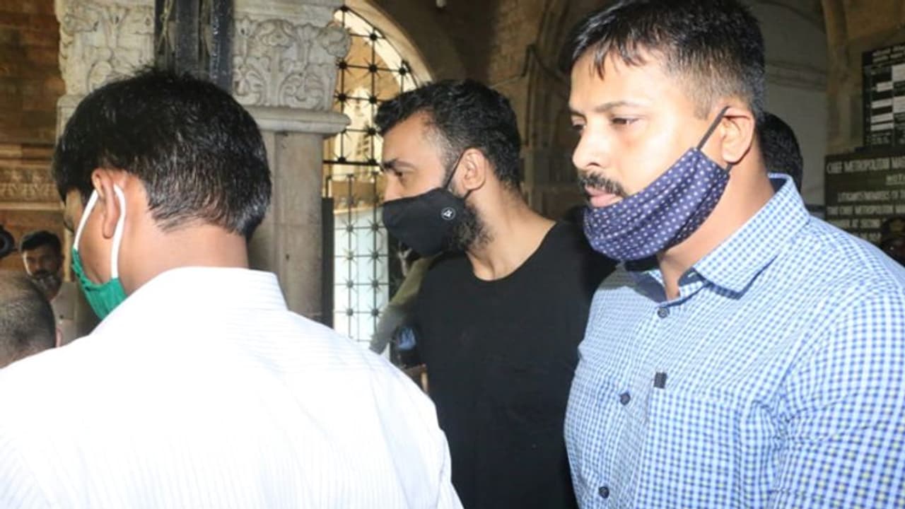 Pornography मामले में राज कुंद्रा को नहीं मिली राहत, तीसरी बार बढ़ी सजा, भेजा 14 दिन की कस्टडी में Pornography मामले में राज कुंद्रा को नहीं मिली राहत, तीसरी बार बढ़ी सजा, भेजा 14 दिन की कस्टडी में