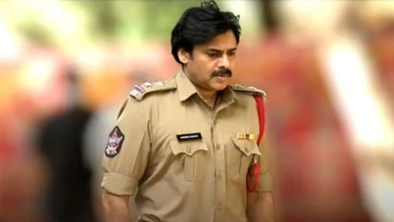 పవన్ ని కలిసిన ఇద్దరు క్రేజీ డైరెక్టర్లు ? ఫ్యాన్స్ కి మాస్ ట్రీట్!