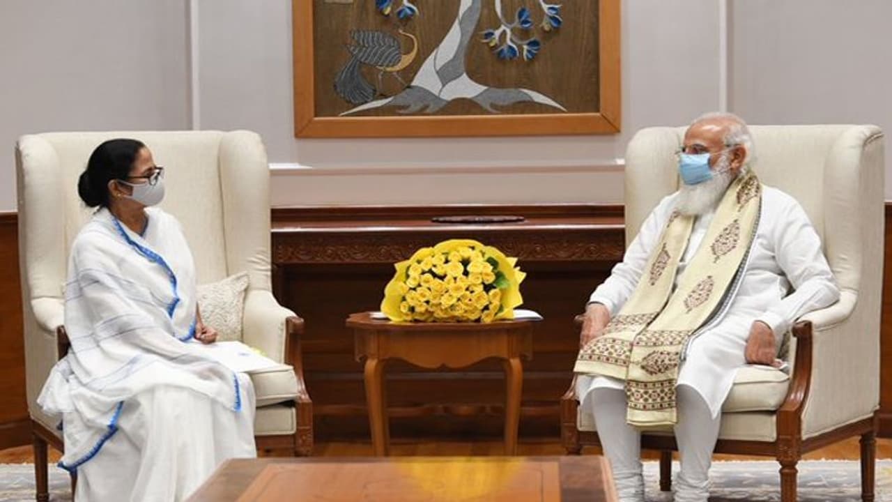प. बंगाल की सीएम ममता बनर्जी ने की मोदी से मुलाकात, कहा पेगासस जासूसी कांड पर पीएम बुलाएं मीटिंग