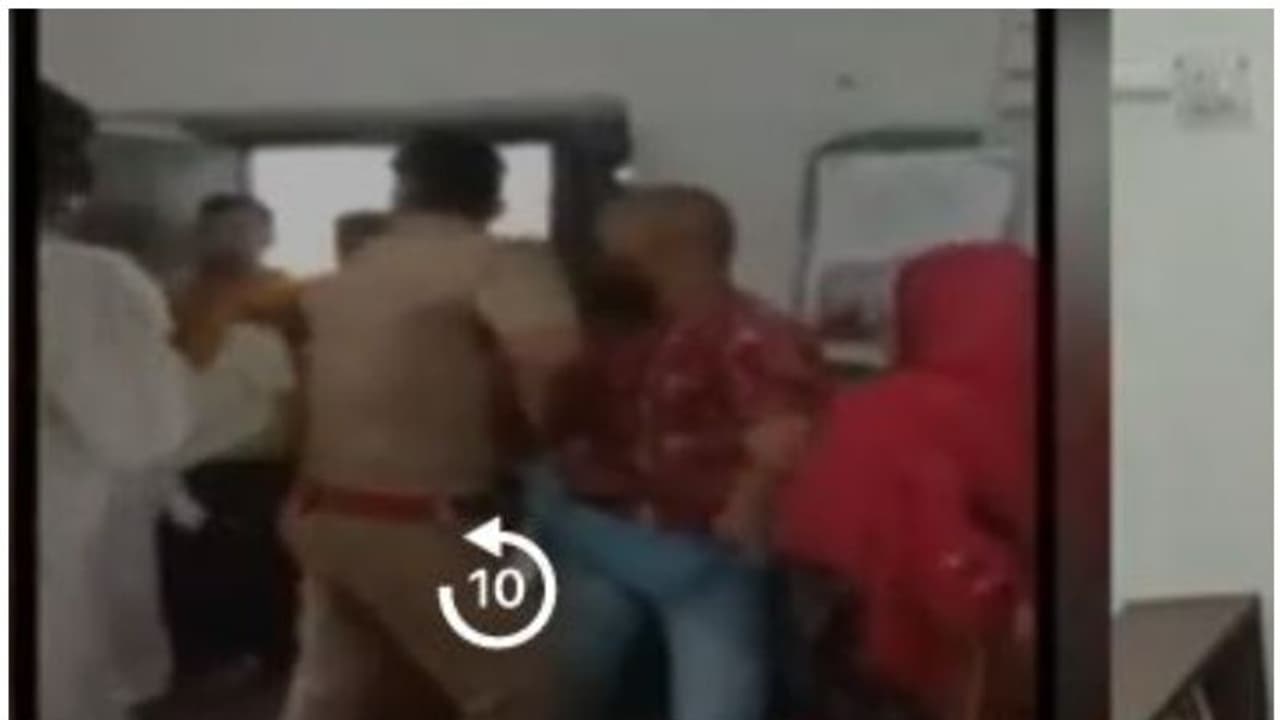 വാക്സിനേഷന് സെന്ററില് പൊലീസ് മര്ദ്ദനമേറ്റ യുവാവ് ആത്മഹത്യ ചെയ്തു; ഉദ്യോഗസ്ഥര്ക്കെതിരെ നടപടി വാക്സിനേഷന് സെന്ററില് പൊലീസ് മര്ദ്ദനമേറ്റ യുവാവ് ആത്മഹത്യ ചെയ്തു; ഉദ്യോഗസ്ഥര്ക്കെതിരെ നടപടി