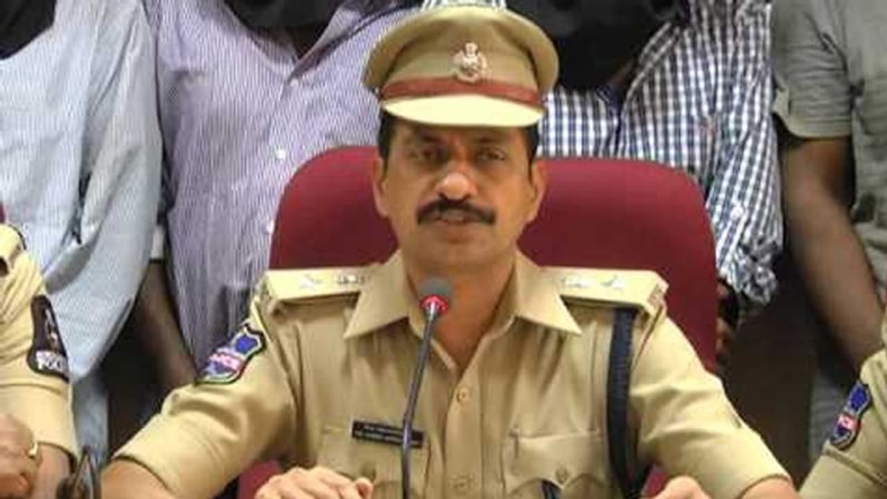 కరీంనగర్ సీపీ కమలాసన్ రెడ్డిపై బదిలీ వేటు: డీజీపీ ఆఫీస్ కు అటాచ్