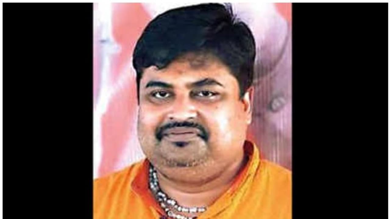 പാര്ട്ടി ഓഫിസില് തര്ക്കം; ബംഗാള് യുവമോര്ച്ചാ നേതാവ് ഹൃദയാഘാതത്തെ തുടര്ന്ന് മരിച്ചു പാര്ട്ടി ഓഫിസില് തര്ക്കം; ബംഗാള് യുവമോര്ച്ചാ നേതാവ് ഹൃദയാഘാതത്തെ തുടര്ന്ന് മരിച്ചു