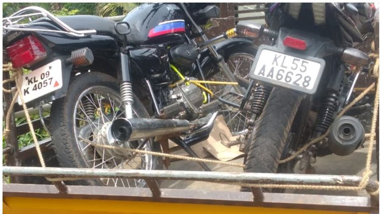 ഡി കാറ്റഗറിയില് വെള്ളച്ചാട്ടം കാണാനെത്തി; മുപ്പതോളം പേര്ക്കെതിരെ കേസ് ഡി കാറ്റഗറിയില് വെള്ളച്ചാട്ടം കാണാനെത്തി; മുപ്പതോളം പേര്ക്കെതിരെ കേസ്