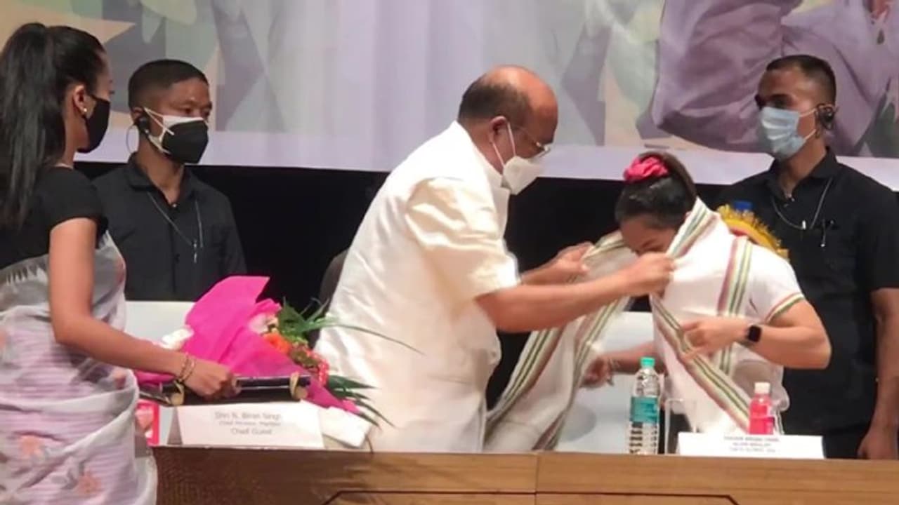 Tokyo Olympics 2020: मेडल जीतते ही एडिशनल एसपी बनीं मीराबाई चानू, एक करोड़ कैश अवार्ड और मिलेगा