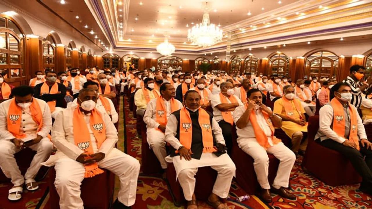 कुछ ही देर में कर्नाटक को मिलेगा नया सीएम, आब्जर्वर्स के साथ येदियुरप्पा पहुंचे विधायक दल की मीटिंग में कुछ ही देर में कर्नाटक को मिलेगा नया सीएम, आब्जर्वर्स के साथ येदियुरप्पा पहुंचे विधायक दल की मीटिंग में