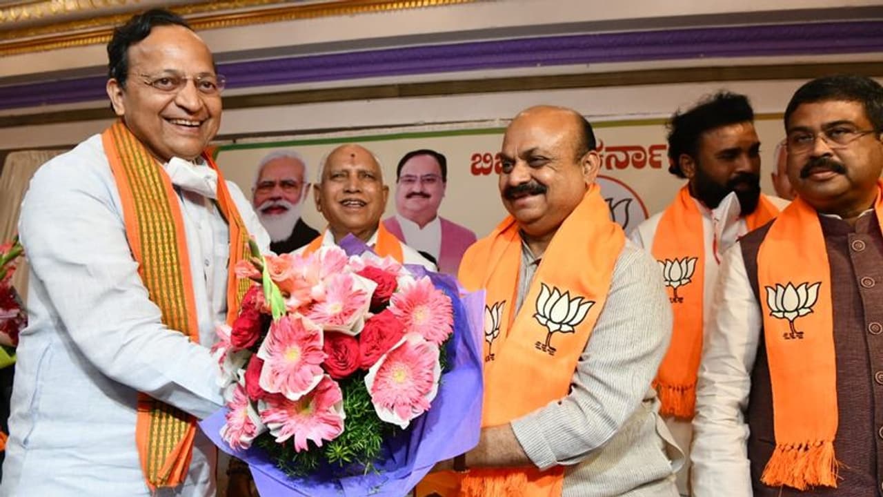 ಸರ್ಕಾರ ರಚನೆಗೆ ಹಕ್ಕು ಮಂಡಿಸಿದ ಬೊಮ್ಮಾಯಿ: ಪ್ರಮಾಣ ವಚನಕ್ಕೆ ಮುಹೂರ್ತ ಫಿಕ್ಸ್ ಸರ್ಕಾರ ರಚನೆಗೆ ಹಕ್ಕು ಮಂಡಿಸಿದ ಬೊಮ್ಮಾಯಿ: ಪ್ರಮಾಣ ವಚನಕ್ಕೆ ಮುಹೂರ್ತ ಫಿಕ್ಸ್