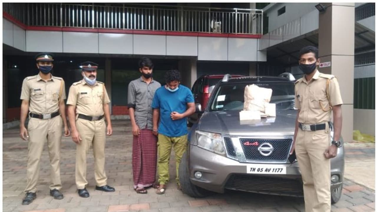 ആഡംബര കാറില് കടത്തിയ അഞ്ച് കിലോ കഞ്ചാവുമായി രണ്ടുപേര് പിടിയില് ആഡംബര കാറില് കടത്തിയ അഞ്ച് കിലോ കഞ്ചാവുമായി രണ്ടുപേര് പിടിയില്