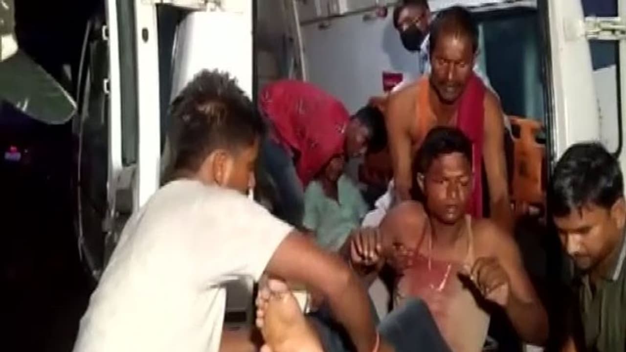 ఘోర రోడ్డు ప్రమాదం, బస్సును ఢీకొట్టిన ట్రక్కు: 18 మంది దుర్మరణం ఘోర రోడ్డు ప్రమాదం, బస్సును ఢీకొట్టిన ట్రక్కు: 18 మంది దుర్మరణం