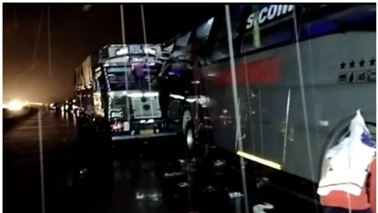 ಬಾರಾಬಂಕಿ: ನಿಂತಿದ್ದ ಬಸ್‌ಗೆ ಡಿಕ್ಕಿ ಹೊಡೆದ ಟ್ರಕ್, 18 ಮಂದಿ ದಾರುಣ ಸಾವು!