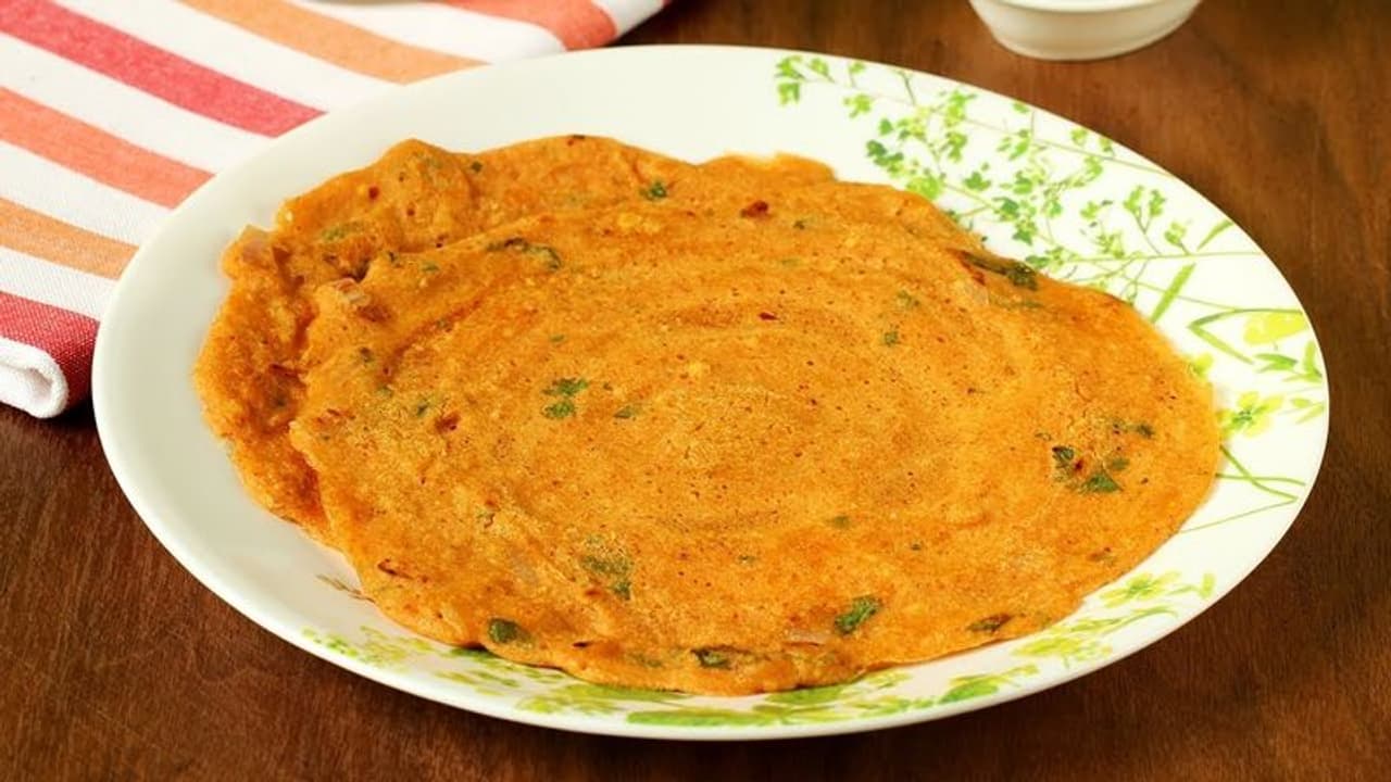 ബ്രേക്ക് ഫാസ്റ്റിന് ചൂട് അട ദോശ കഴിച്ചാലോ...?