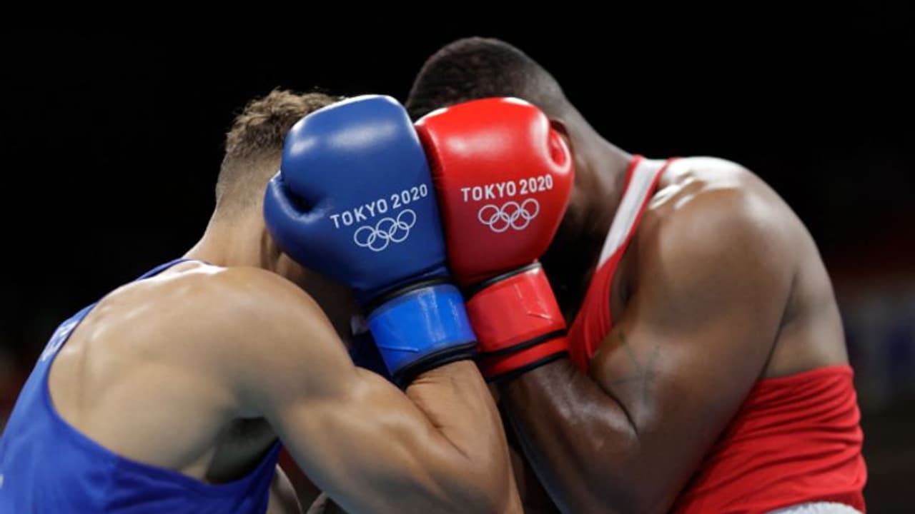 നന്നായി ഇടികിട്ടി, കലിപ്പുകയറി എതിരാളിയുടെ ചെവിക്ക് കടിച്ചു; ബോക്സര് വിവാദത്തില് നന്നായി ഇടികിട്ടി, കലിപ്പുകയറി എതിരാളിയുടെ ചെവിക്ക് കടിച്ചു; ബോക്സര് വിവാദത്തില്