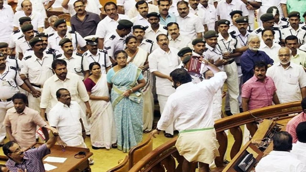 అసెంబ్లీ మానిప్యులేషన్ కేసు : సుప్రీంలో కేరళ ప్రభుత్వానికి ఎదురుదెబ్బ.. ఆస్తుల ధ్వంసం, వాక్ స్వాతంత్రం కాదు ! అసెంబ్లీ మానిప్యులేషన్ కేసు : సుప్రీంలో కేరళ ప్రభుత్వానికి ఎదురుదెబ్బ.. ఆస్తుల ధ్వంసం, వాక్ స్వాతంత్రం కాదు !