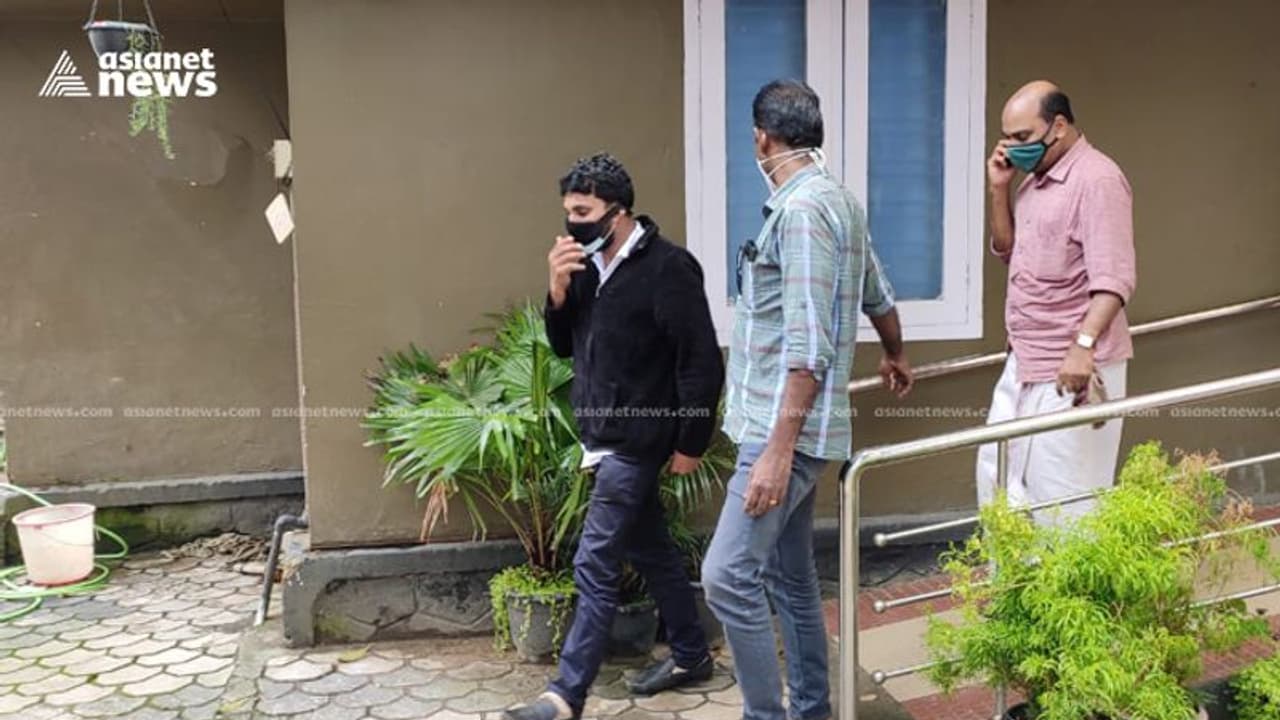 മരം മുറിക്കേസിൽ രണ്ട് പേർ അറസ്റ്റിൽ; പിടിയിലായത് വിവാദ ഉത്തരവ് മറയാക്കി മരം കടത്തിയ രണ്ട് കച്ചവടക്കാർ മരം മുറിക്കേസിൽ രണ്ട് പേർ അറസ്റ്റിൽ; പിടിയിലായത് വിവാദ ഉത്തരവ് മറയാക്കി മരം കടത്തിയ രണ്ട് കച്ചവടക്കാർ