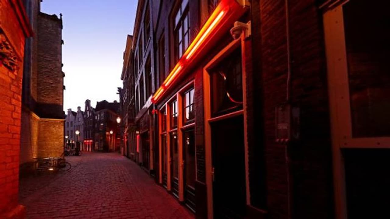 മൂന്നുലക്ഷത്തിലധികം ആളുകളുമായി കിടക്ക പങ്കിട്ടു; ചുവന്ന തെരുവിലെ 'ഏറ്റവും പ്രായമുള്ള വിൻഡോ ഗേൾസ്' പറയുന്നു മൂന്നുലക്ഷത്തിലധികം ആളുകളുമായി കിടക്ക പങ്കിട്ടു; ചുവന്ന തെരുവിലെ 'ഏറ്റവും പ്രായമുള്ള വിൻഡോ ഗേൾസ്' പറയുന്നു