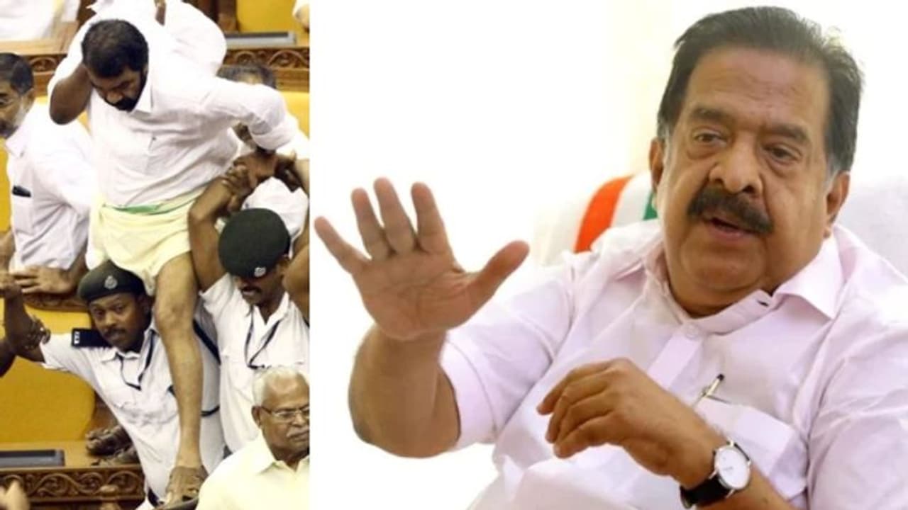 ശിവൻ കുട്ടി രാജിവയ്ക്കണം, കോടതി കുറ്റവിമുക്തനാക്കിയാൽ വീണ്ടും മന്ത്രിയാവാം: ചെന്നിത്തല ശിവൻ കുട്ടി രാജിവയ്ക്കണം, കോടതി കുറ്റവിമുക്തനാക്കിയാൽ വീണ്ടും മന്ത്രിയാവാം: ചെന്നിത്തല