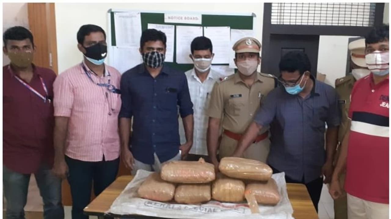 കോഴിക്കോട് വന് കഞ്ചാവ് വേട്ട; ട്രെയിനില് നിന്ന് പിടികൂടിയത് 17.9 കിലോ കോഴിക്കോട് വന് കഞ്ചാവ് വേട്ട; ട്രെയിനില് നിന്ന് പിടികൂടിയത് 17.9 കിലോ