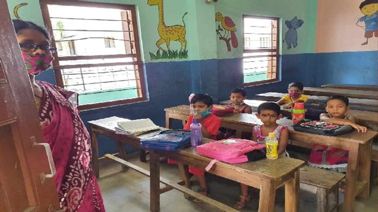 কোভিডে ১৯ এ স্কুল খুলে গোপনে পঠন পাঠন, বিতর্কে জড়াল বালুরঘাটের অভিযাত্রী স্কুল কোভিডে ১৯ এ স্কুল খুলে গোপনে পঠন পাঠন, বিতর্কে জড়াল বালুরঘাটের অভিযাত্রী স্কুল