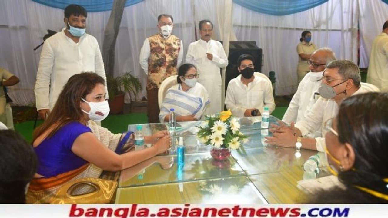 সোনিয়া কেজরিওয়ালের আগে দলীয় সাংসদের সঙ্গে বৈঠকে মমতা, কোন পথে বিরোধী জোট