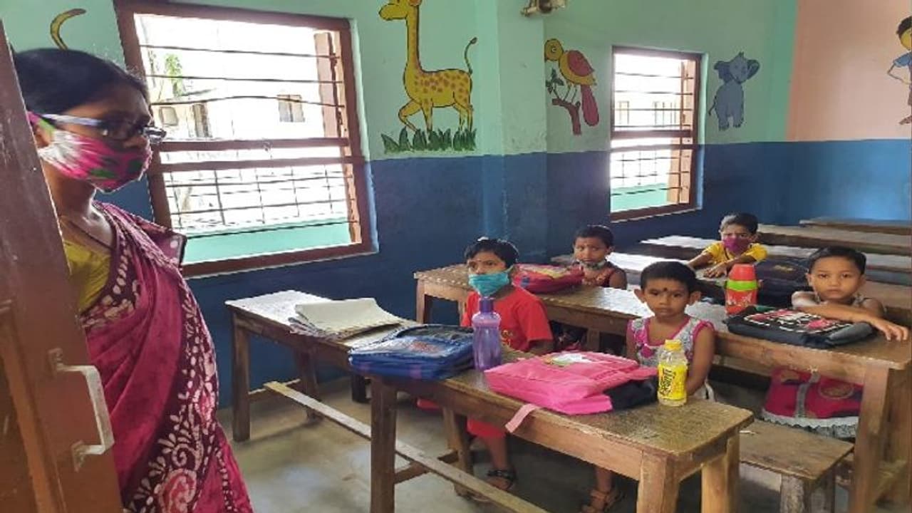 ಸರ್ಕಾರಿ ಶಾಲೆಗಳಲ್ಲಿ ಆಂಗ್ಲ ಮಾಧ್ಯಮ: ಡಿಡಿಪಿಐಗೆ ಅಧಿಕಾರ ಸರ್ಕಾರಿ ಶಾಲೆಗಳಲ್ಲಿ ಆಂಗ್ಲ ಮಾಧ್ಯಮ: ಡಿಡಿಪಿಐಗೆ ಅಧಿಕಾರ