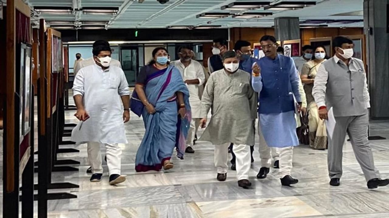 Pegasus Espionage पर चर्चा के लिए संसदीय स्थायी कमेटी की मीटिंग कोरम के अभाव में टली, बीजेपी का बहिष्कार Pegasus Espionage पर चर्चा के लिए संसदीय स्थायी कमेटी की मीटिंग कोरम के अभाव में टली, बीजेपी का बहिष्कार