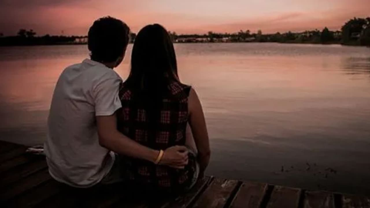 রাস্তাতেই চরম ঘনিষ্ঠ প্রেমিক প্রেমিকা, প্রতিবাদ করায় একের পর এক গুলি চালাল যুবক রাস্তাতেই চরম ঘনিষ্ঠ প্রেমিক প্রেমিকা, প্রতিবাদ করায় একের পর এক গুলি চালাল যুবক