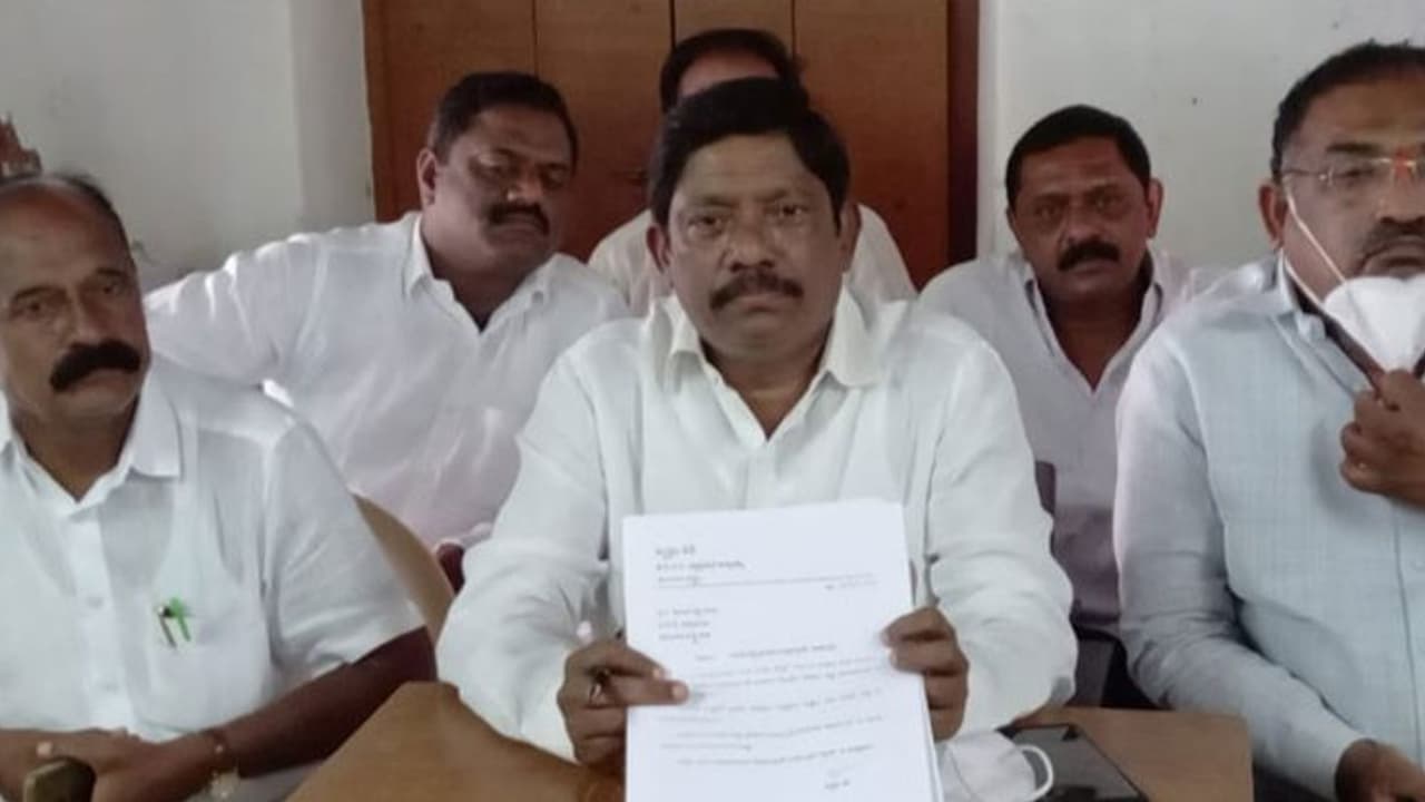 టిపిసిసి చీఫ్ రేవంత్ రెడ్డికి బిగ్ షాక్... కాంగ్రెస్ పార్టీకి స్వర్గం రవి రాజీనామా టిపిసిసి చీఫ్ రేవంత్ రెడ్డికి బిగ్ షాక్... కాంగ్రెస్ పార్టీకి స్వర్గం రవి రాజీనామా