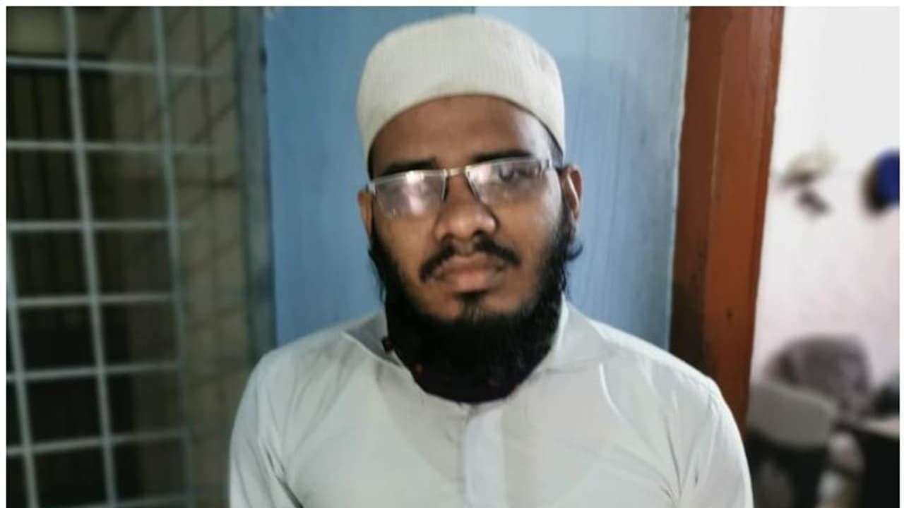 ഓൺലൈൻ ക്ലാസിന്റെ മറവിൽ 12കാരന് അശ്ലീല ചിത്രങ്ങൾ അയച്ചു: വ്യാജ അധ്യാപകൻ പിടിയിൽ ഓൺലൈൻ ക്ലാസിന്റെ മറവിൽ 12കാരന് അശ്ലീല ചിത്രങ്ങൾ അയച്ചു: വ്യാജ അധ്യാപകൻ പിടിയിൽ