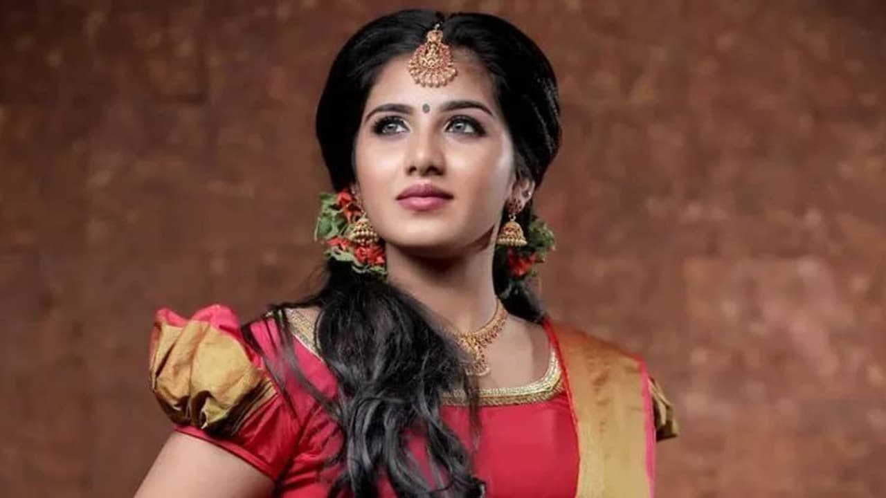 ചുവപ്പിൽ തിളങ്ങി കൺമണി; ഫോട്ടോഷൂട്ട് ചിത്രങ്ങളുമായി മനീഷ ചുവപ്പിൽ തിളങ്ങി കൺമണി; ഫോട്ടോഷൂട്ട് ചിത്രങ്ങളുമായി മനീഷ