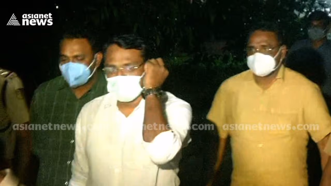 മുട്ടിൽ മരംമുറി കേസിൽ ഇന്ന് കൂടുതൽ അറസ്റ്റിന് സാധ്യത; മുഖ്യപ്രതികൾ അമ്മയുടെ സംസ്കാരത്തിൽ പങ്കെടുത്തേക്കും മുട്ടിൽ മരംമുറി കേസിൽ ഇന്ന് കൂടുതൽ അറസ്റ്റിന് സാധ്യത; മുഖ്യപ്രതികൾ അമ്മയുടെ സംസ്കാരത്തിൽ പങ്കെടുത്തേക്കും