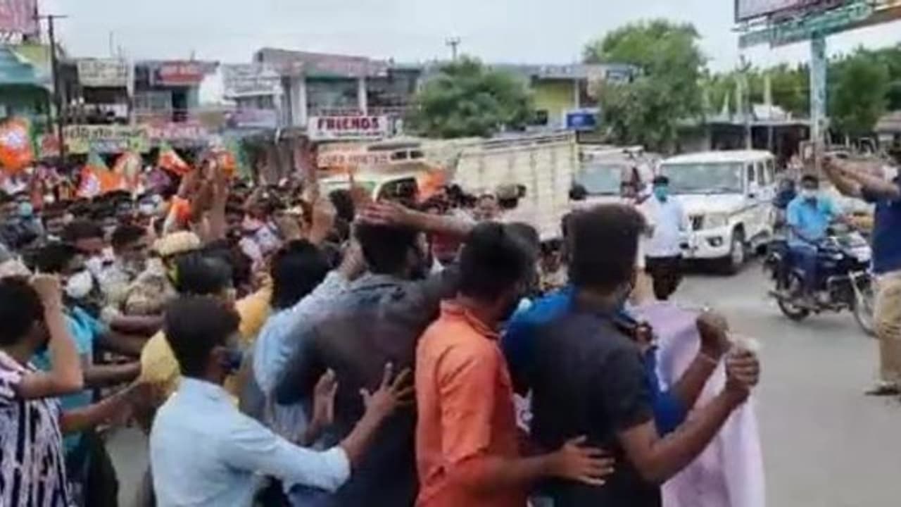 హుజురాబాద్ లో హైటెన్షన్... టీఆర్ఎస్ బిజెపి శ్రేణుల భాహాభాహీ (వీడియో) హుజురాబాద్ లో హైటెన్షన్... టీఆర్ఎస్ బిజెపి శ్రేణుల భాహాభాహీ (వీడియో)