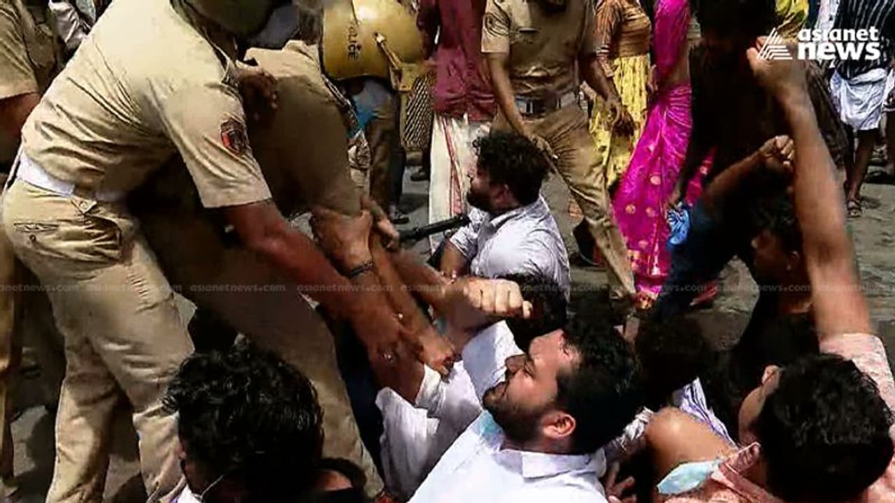 മന്ത്രി വി ശിവൻകുട്ടി രാജിവയ്ക്കണമെന്നാവശ്യപ്പെട്ട് കെ എസ് യു മാർച്ച്