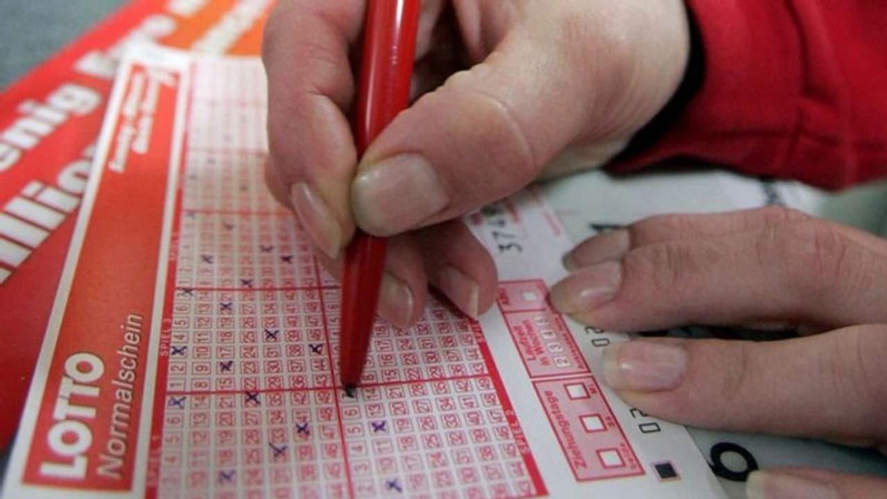 ಫ್ಲೈಟ್ ಕ್ಯಾನ್ಸಲ್ : 10 ಲಕ್ಷ ಡಾಲರ್ ಬಂಪರ್ ಲಾಟರಿ! ಫ್ಲೈಟ್ ಕ್ಯಾನ್ಸಲ್ : 10 ಲಕ್ಷ ಡಾಲರ್ ಬಂಪರ್ ಲಾಟರಿ!