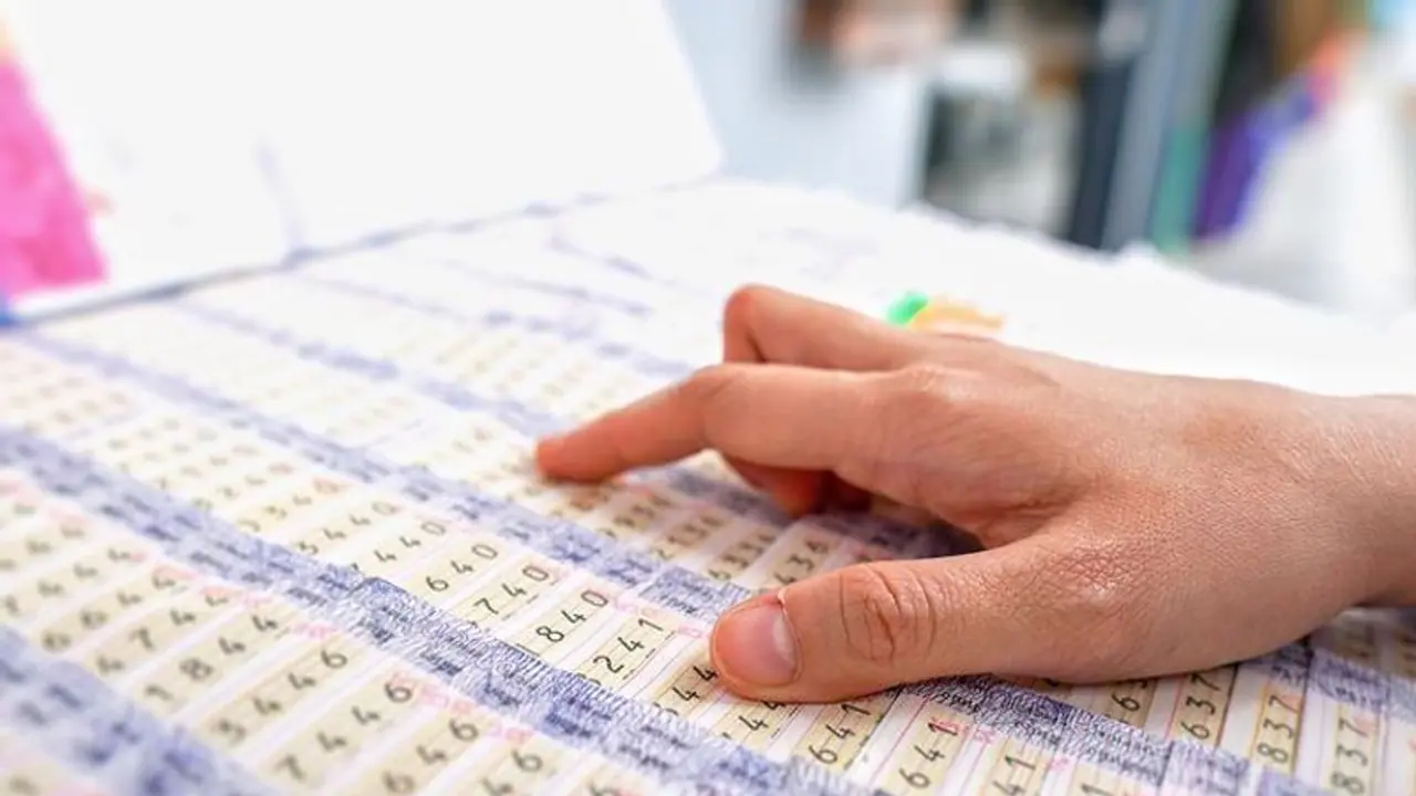 നാലു വര്ഷത്തിനിടെ ഒരാള്ക്ക് മൂന്നാം തവണയും ലോട്ടറിയടിച്ചു! നാലു വര്ഷത്തിനിടെ ഒരാള്ക്ക് മൂന്നാം തവണയും ലോട്ടറിയടിച്ചു!